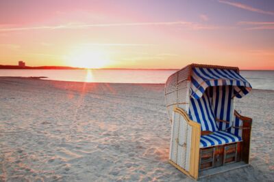 Strandkorb bei Sonnenuntergang